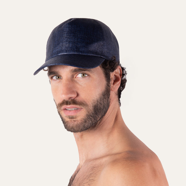 قبعة بيسبول باللون الأزرق البحري