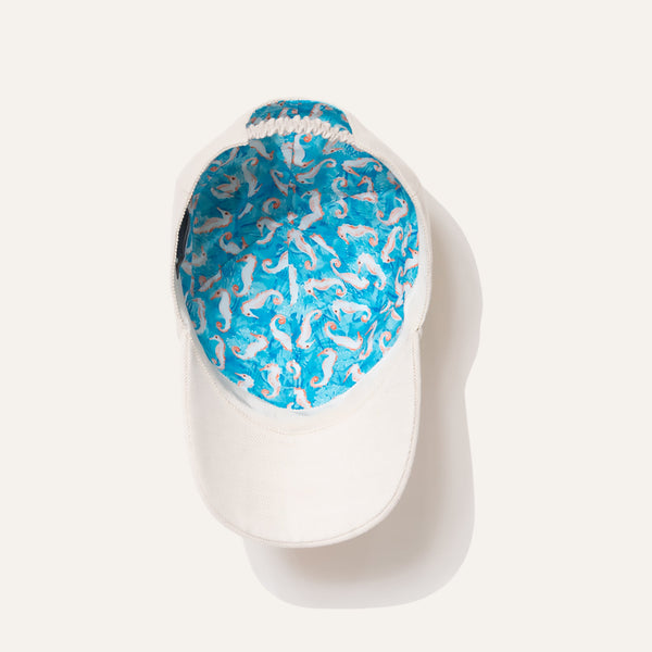 قبعة بيسبول بيضاء