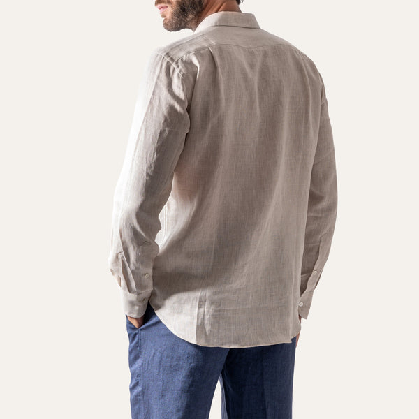 قميص كتان كلاسيكي باللون الرملي
