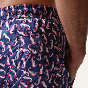 شورت سباحة فرس البحر باللون الأزرق البحري